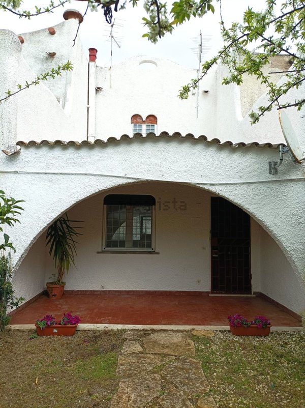 appartamento in vendita a Pomezia in zona Campo Ascolano