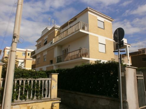 appartamento in vendita a Pomezia in zona Torvaianica