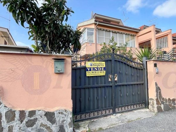 casa indipendente in vendita a Pomezia in zona Torvaianica Alta