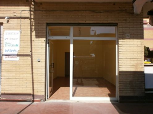 negozio in vendita a Pomezia in zona Colli di Enea