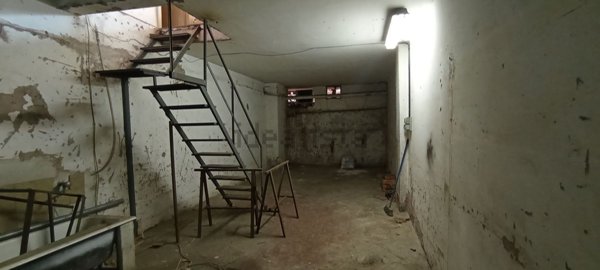 locale commerciale in vendita a Pomezia