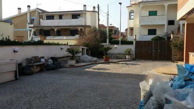 casa indipendente in vendita a Pomezia in zona Campo Ascolano