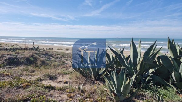 appartamento in vendita a Pomezia in zona Torvaianica