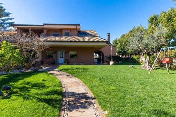 casa indipendente in vendita a Pomezia
