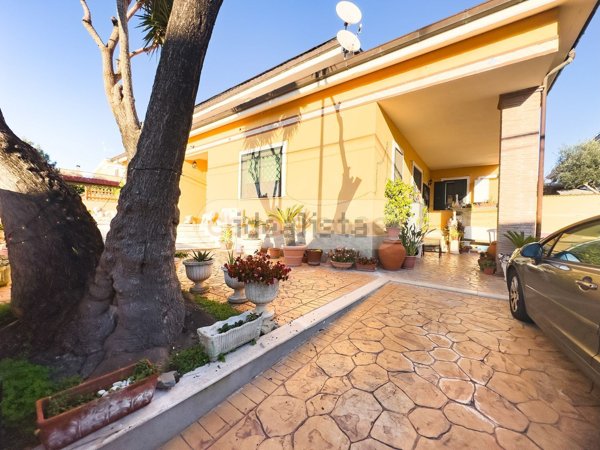 casa indipendente in vendita a Pomezia in zona Torvaianica
