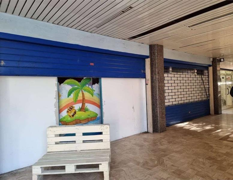 locale commerciale in vendita a Pomezia in zona Campo Ascolano