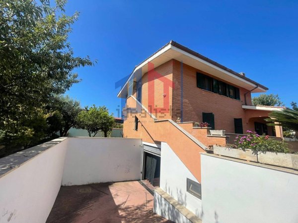 appartamento in vendita a Pomezia in zona Torvaianica Alta