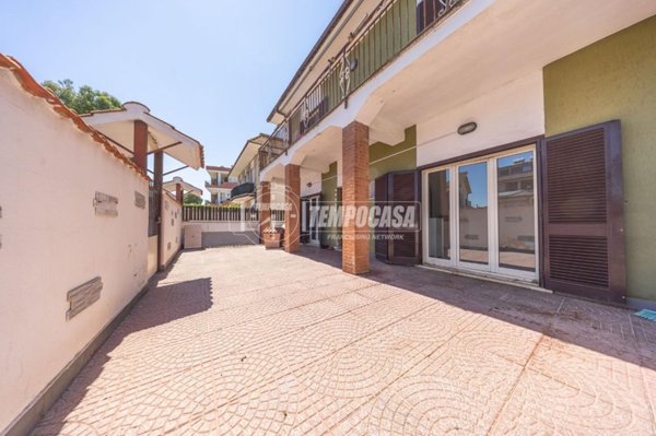 appartamento in vendita a Pomezia in zona Pratica di Mare