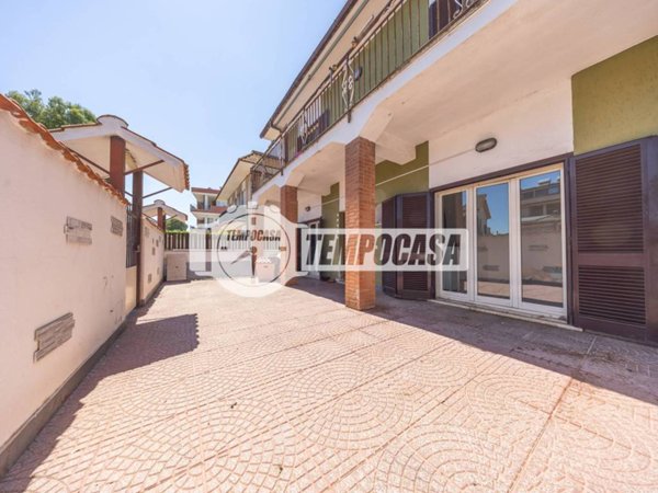 appartamento in vendita a Pomezia in zona Pratica di Mare