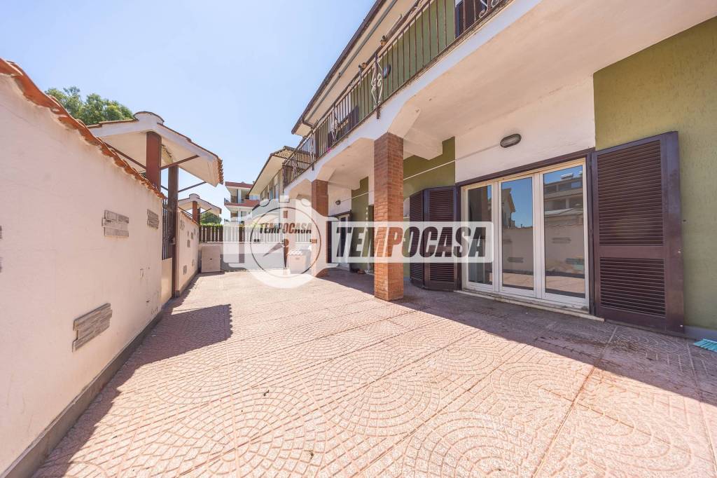 appartamento in vendita a Pomezia in zona Pratica di Mare