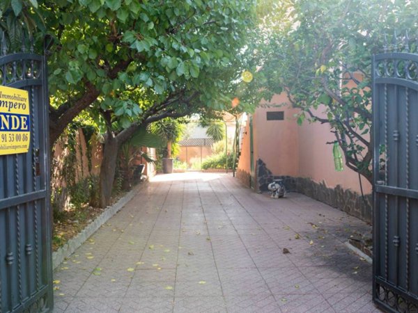 casa indipendente in vendita a Pomezia in zona Torvaianica Alta