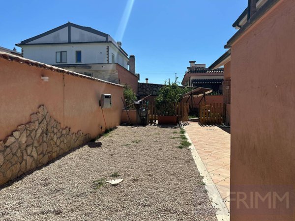 casa indipendente in vendita a Pomezia in zona Torvaianica Alta