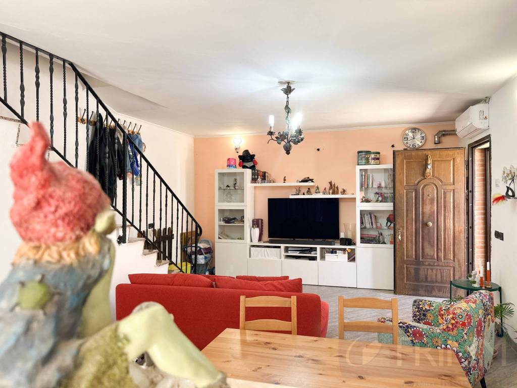 casa indipendente in vendita a Pomezia in zona Torvaianica Alta