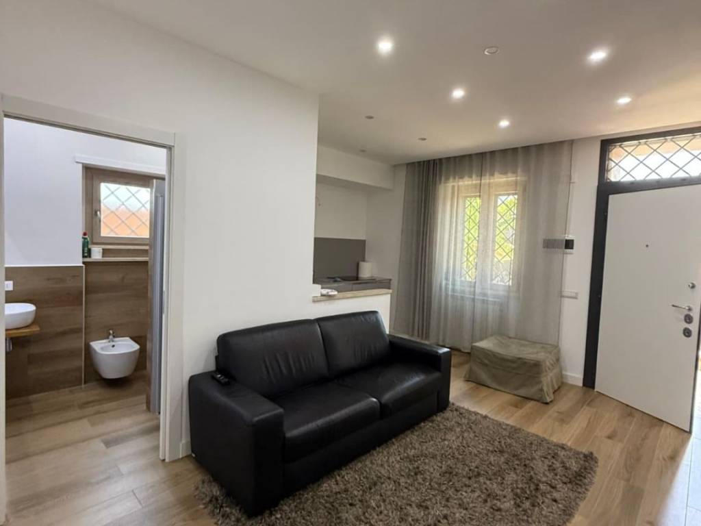 appartamento in vendita a Pomezia in zona Santa Palomba