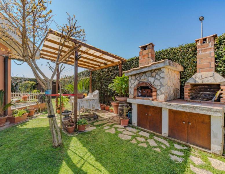 casa indipendente in vendita a Pomezia in zona Santa Procula