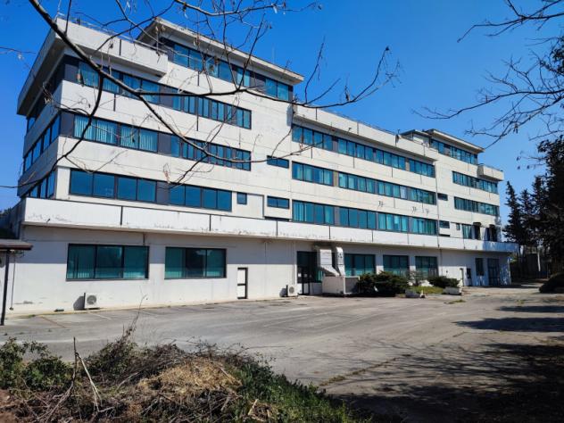 negozio in vendita a Pomezia in zona Santa Procula