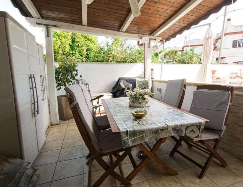 appartamento in vendita a Pomezia in zona Torvaianica