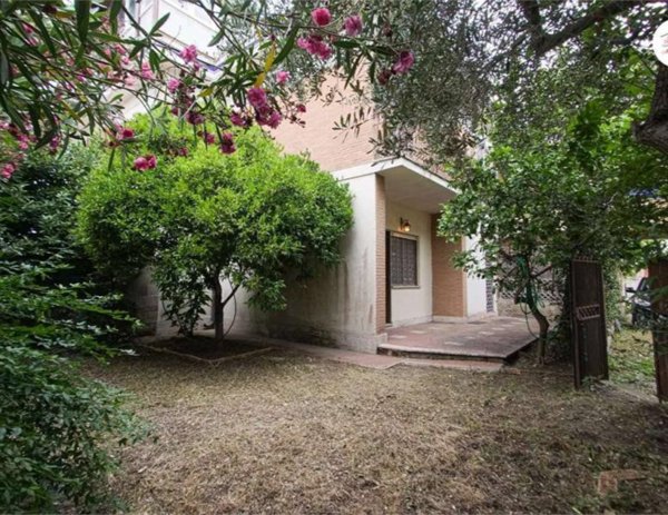 casa indipendente in vendita a Pomezia in zona Torvaianica