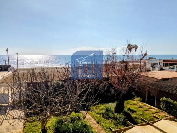 casa indipendente in vendita a Pomezia in zona Torvaianica