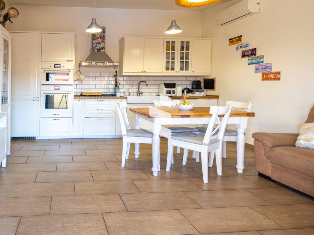 appartamento in vendita a Pomezia in zona Campo Selva