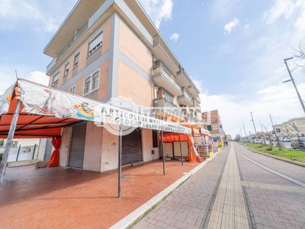 negozio in vendita a Pomezia in zona Torvaianica