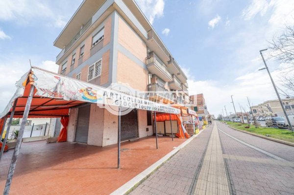 negozio in vendita a Pomezia in zona Torvaianica
