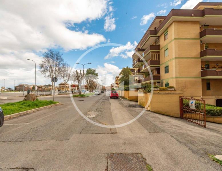 locale di sgombero in vendita a Pomezia in zona Torvaianica