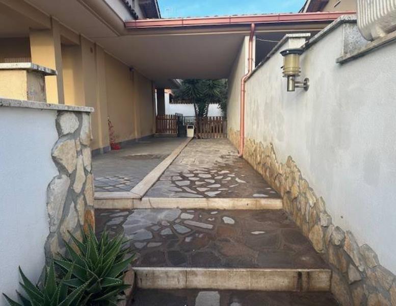 casa indipendente in vendita a Pomezia in zona Campo Jemini