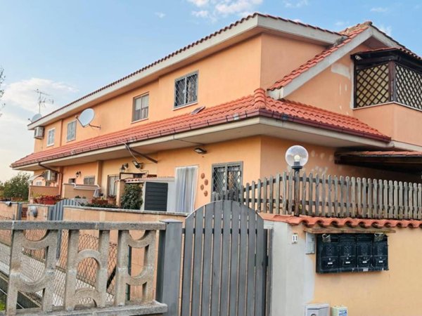 casa indipendente in vendita a Pomezia in zona Campo Selva