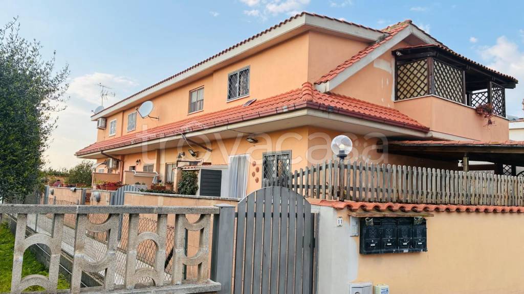 casa indipendente in vendita a Pomezia in zona Torvaianica