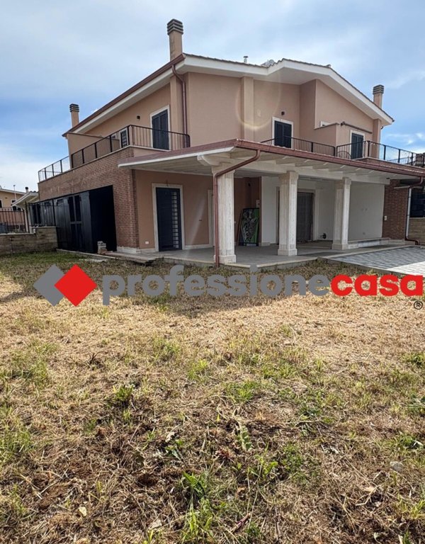 casa indipendente in vendita a Pomezia in zona Torvaianica