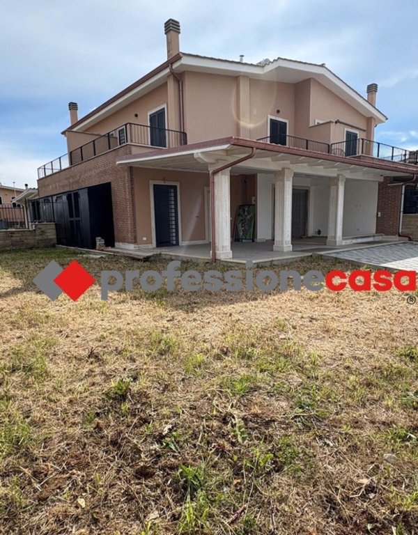 casa indipendente in vendita a Pomezia in zona Torvaianica