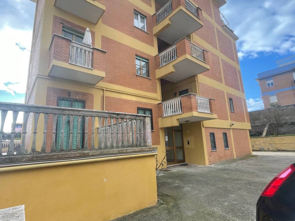 appartamento in vendita a Pomezia in zona Torvaianica