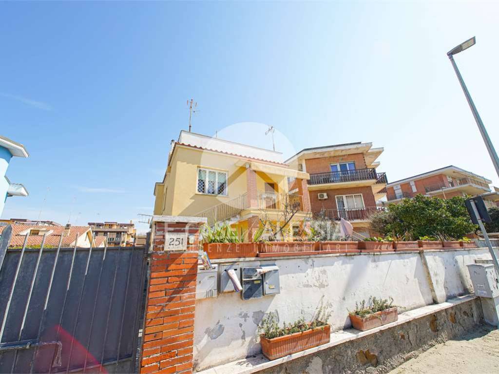 appartamento in vendita a Pomezia in zona Torvaianica