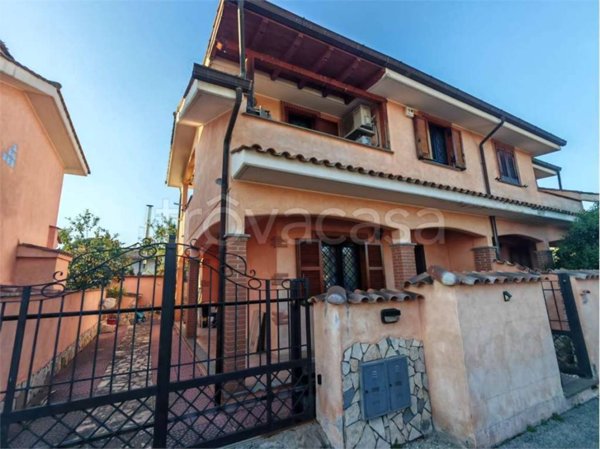casa indipendente in vendita a Pomezia in zona Torvaianica Alta