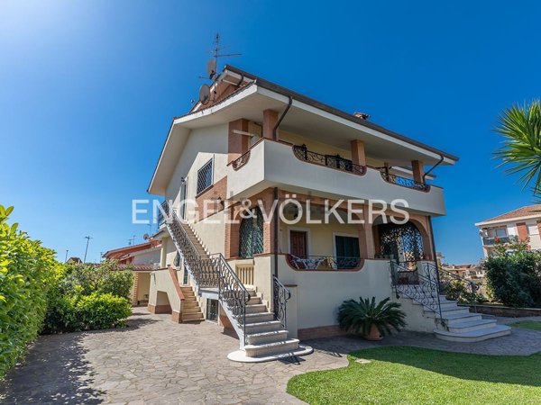 casa indipendente in vendita a Pomezia in zona Torvaianica