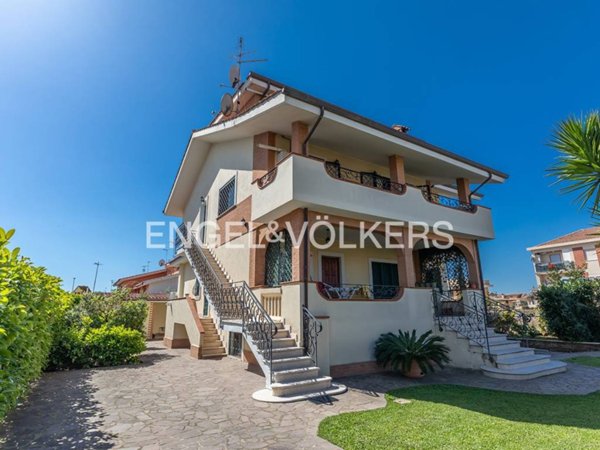casa indipendente in vendita a Pomezia in zona Torvaianica