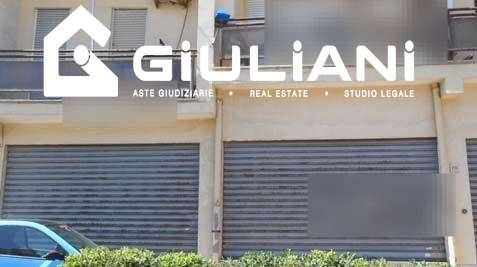 negozio in vendita a Pomezia in zona Torvaianica