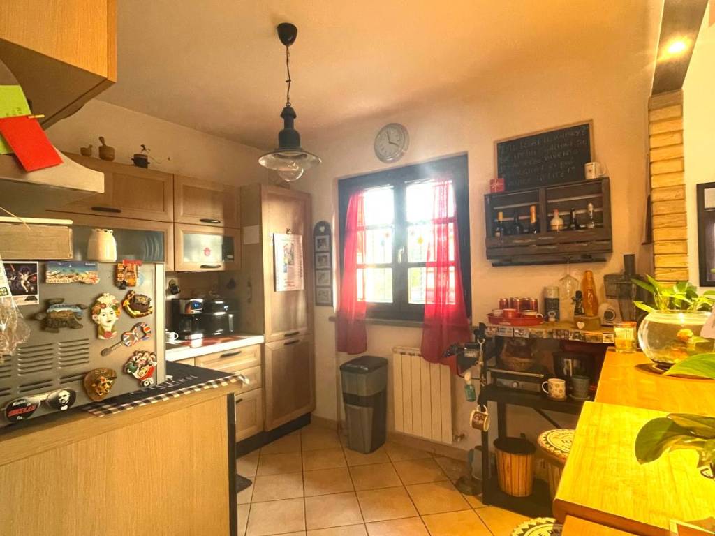 casa indipendente in vendita a Pomezia in zona Torvaianica