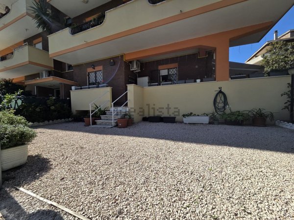 appartamento in vendita a Pomezia in zona Torvaianica