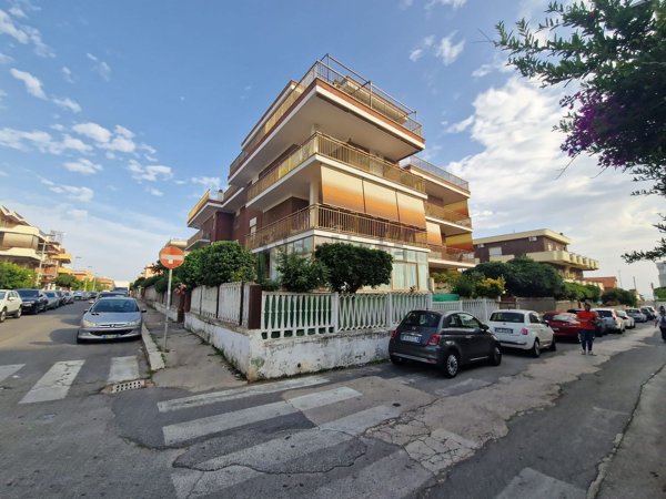 appartamento in vendita a Pomezia in zona Torvaianica