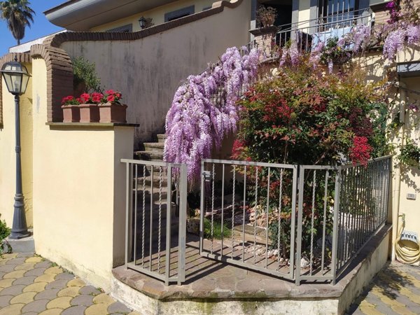 casa indipendente in vendita a Pomezia in zona Torvaianica