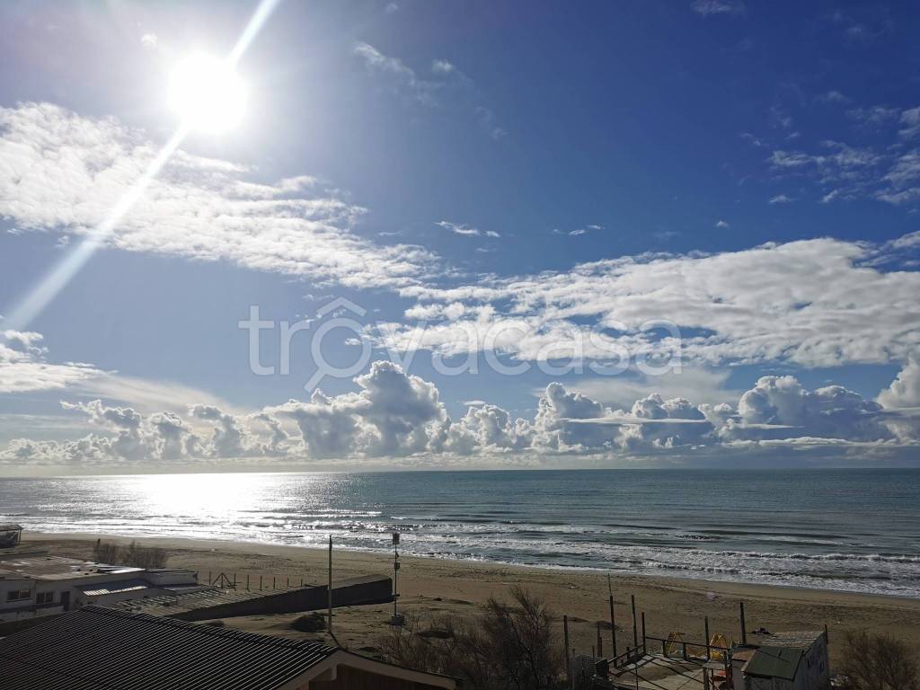 appartamento in vendita a Pomezia in zona Torvaianica