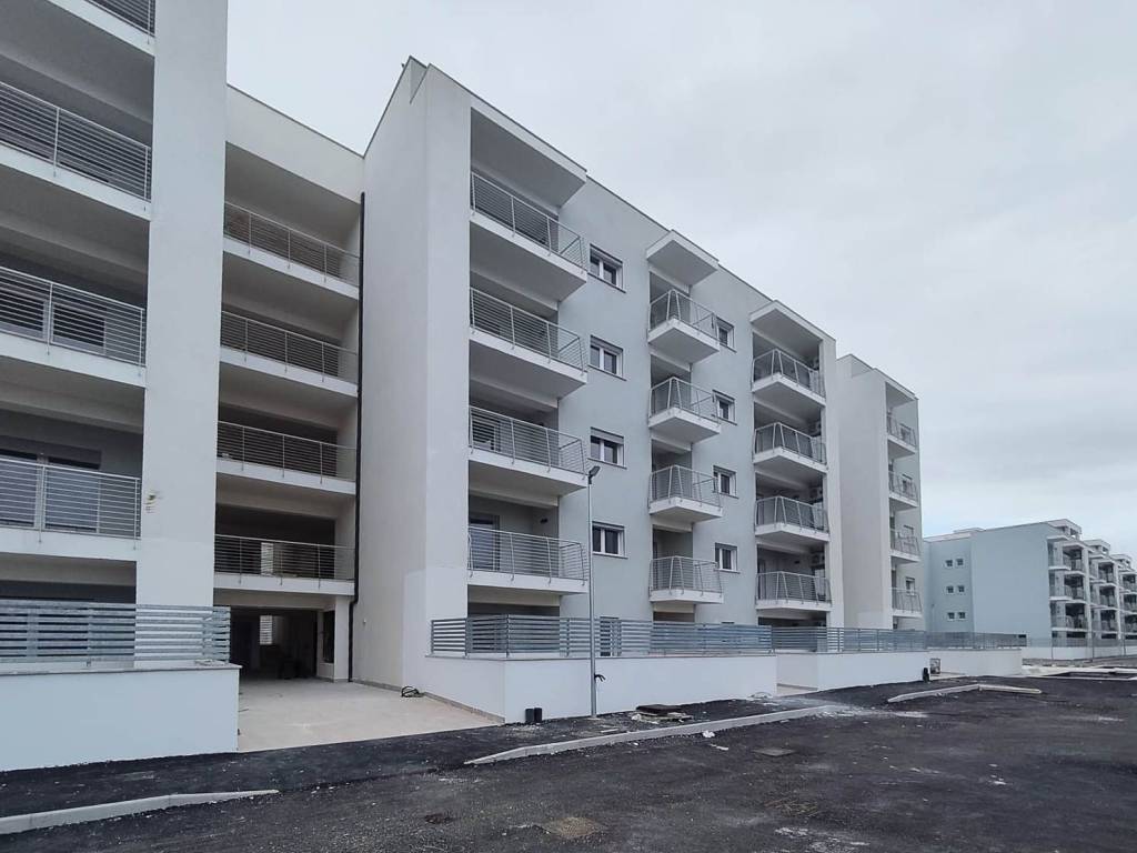 appartamento in vendita a Pomezia in zona Pratica di Mare