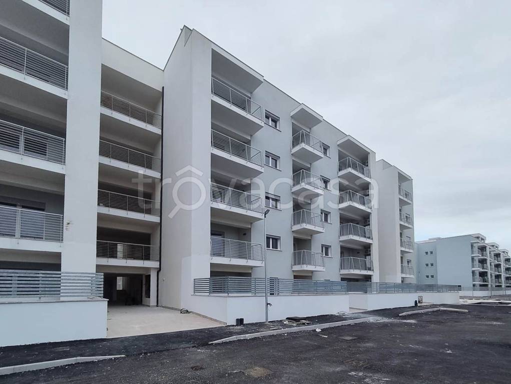 appartamento in vendita a Pomezia in zona Pratica di Mare