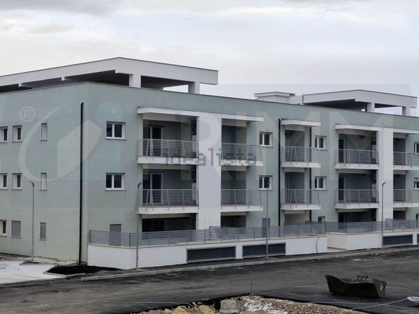 appartamento in vendita a Pomezia in zona Pratica di Mare