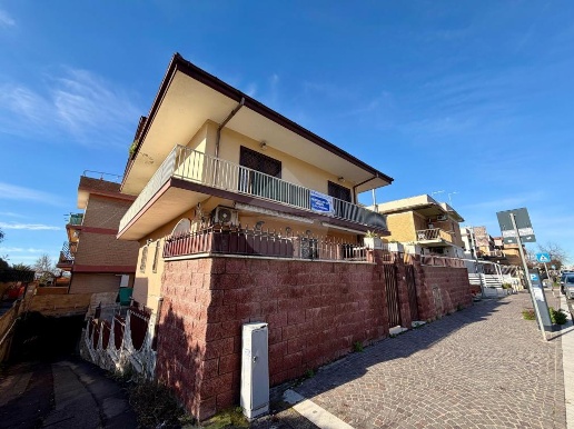 appartamento in vendita a Pomezia in zona Torvaianica