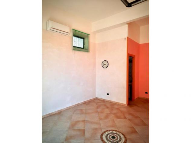 negozio in vendita a Pomezia in zona Torvaianica