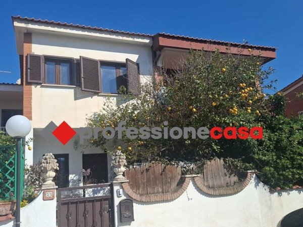 casa indipendente in vendita a Pomezia in zona Torvaianica