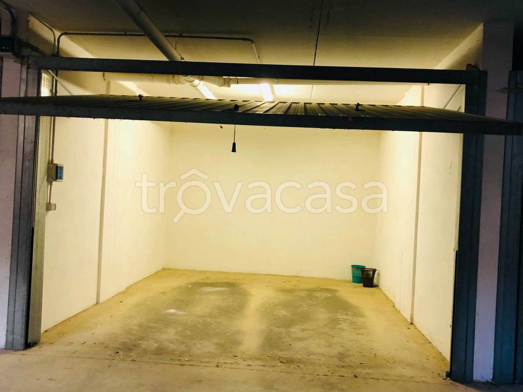 locale di sgombero in vendita a Pomezia